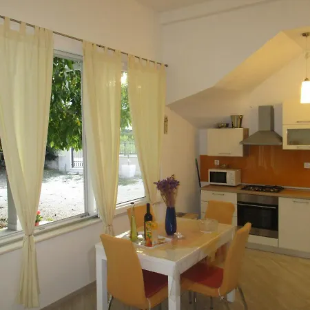 Carol Apartment Sreser